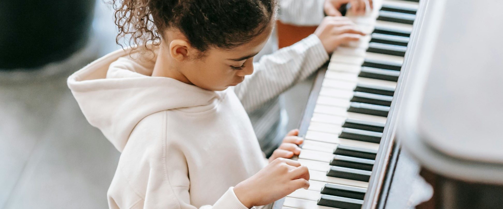 Kleines Mädchen spielt auf einem Keyboard